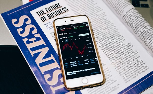 Comment activer et utiliser la fonctionnalité de réduction du bruit ambiant sur un iPhone 13 Pro lors d'appels?