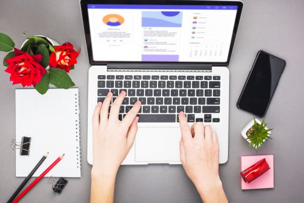 Comment les entreprises de marketing peuvent-elles utiliser les données de clics pour optimiser leurs campagnes publicitaires?