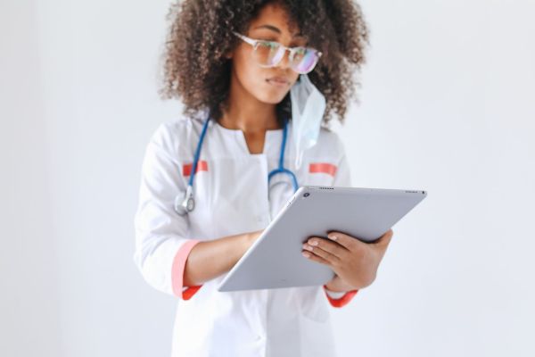 Quels sont les critères pour choisir une tablette résistante pour une utilisation en extérieur?
